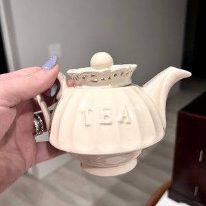 Vintage collectors tea cups. One pot and one cup .